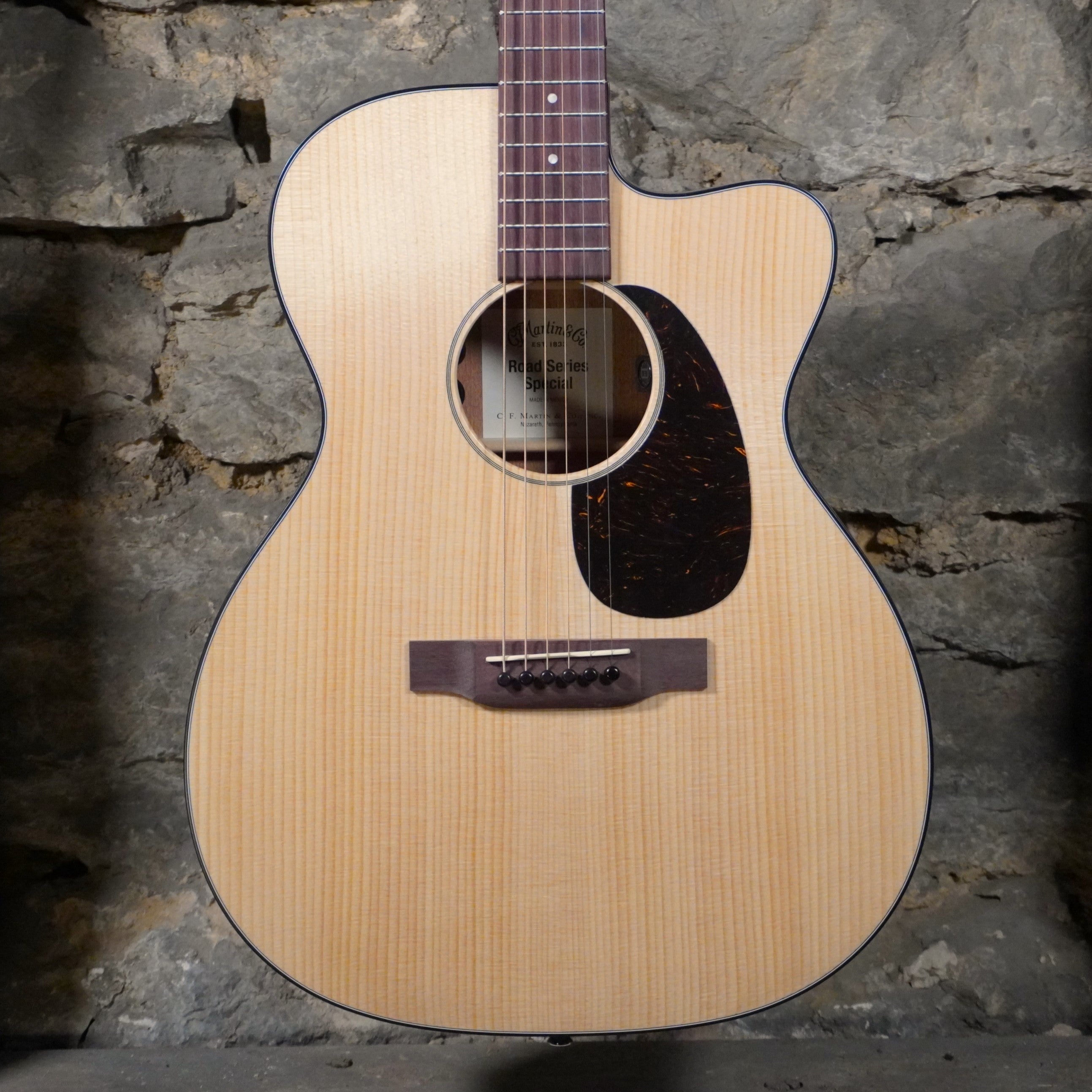 Martin Road Series Special OMC-10E Natural w/Softshell Case