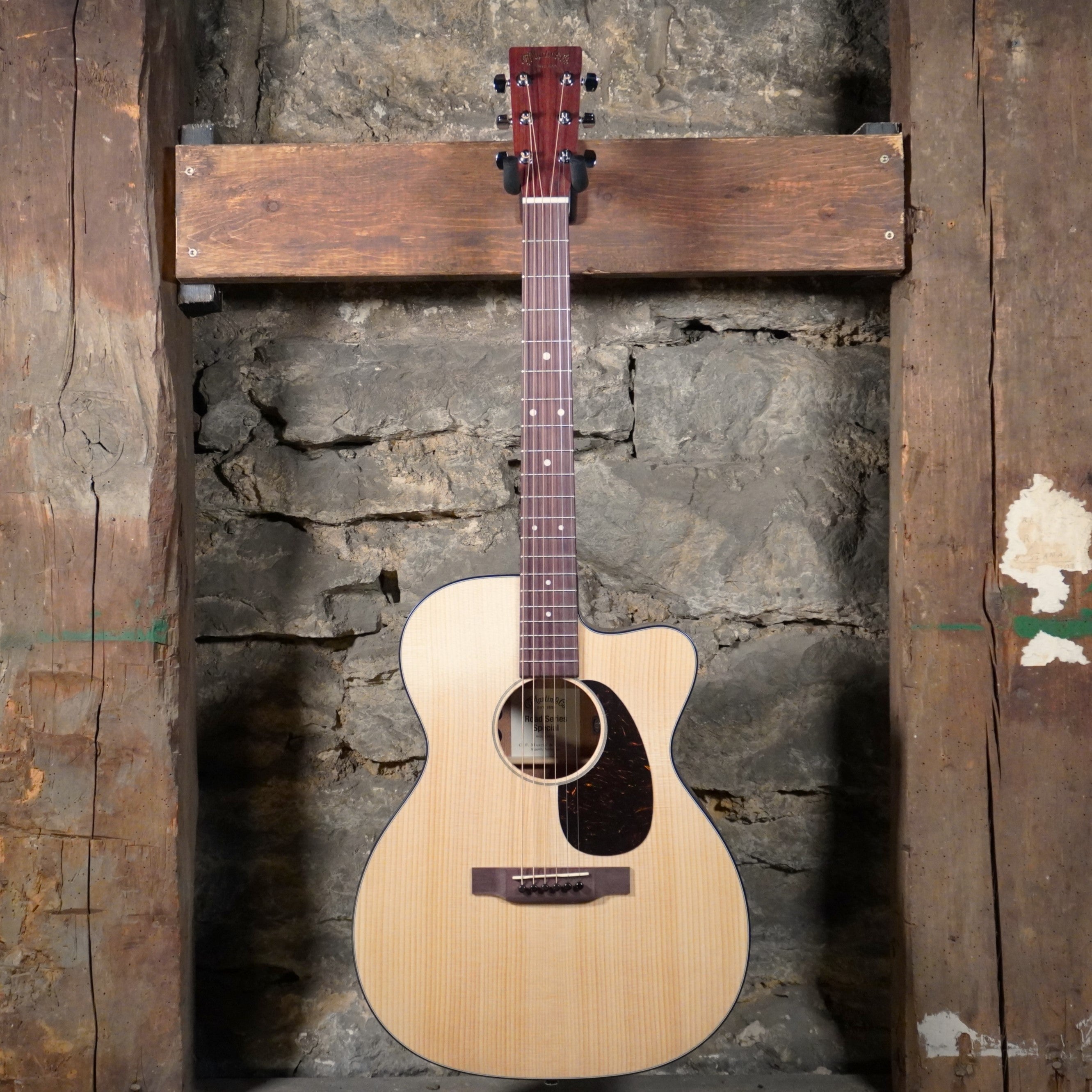 Martin Road Series Special OMC-10E Natural w/Softshell Case