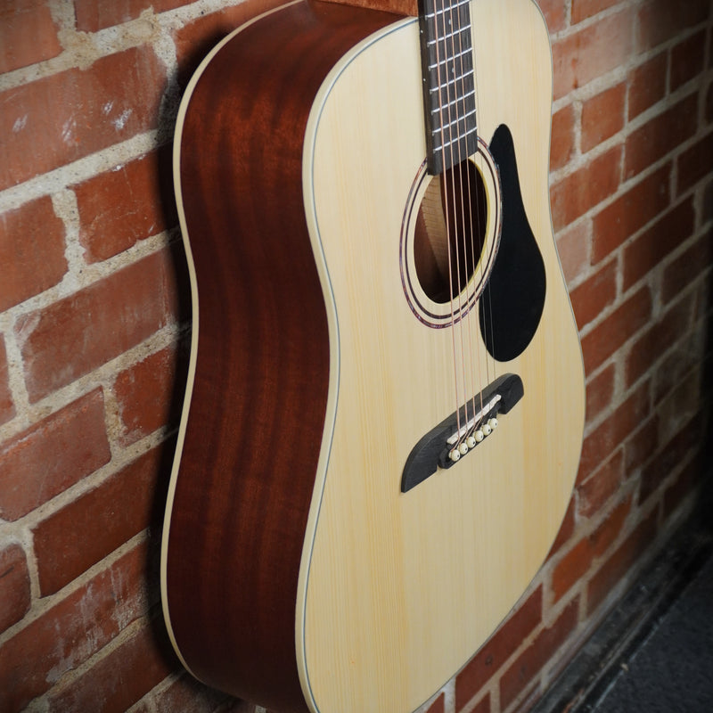 Alvarez Regent Dreadnought Natural w/Gig Bag